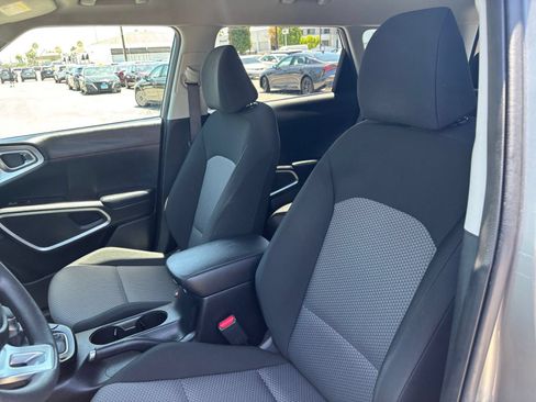 Used 2025 Kia Soul LX w/ LX Technology Package FWD image 27