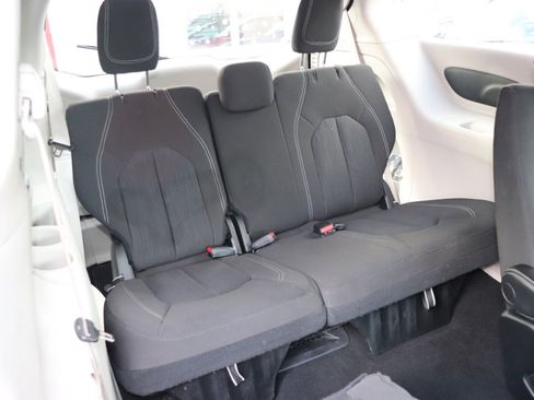 Used 2023 Chrysler Voyager LX image 14