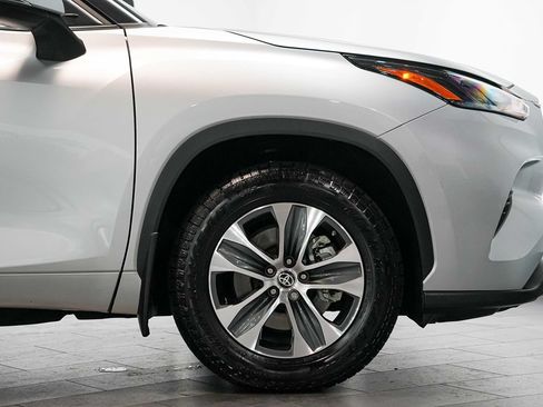 Used 2023 Toyota Highlander XLE AWD/4WD image 9
