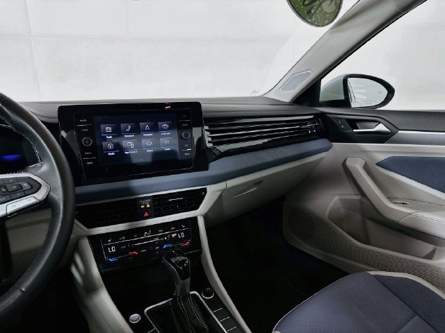 Used 2025 Volkswagen Jetta SE FWD image 24