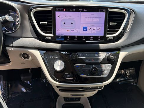 Used 2021 Chrysler Pacifica Touring-L FWD image 24