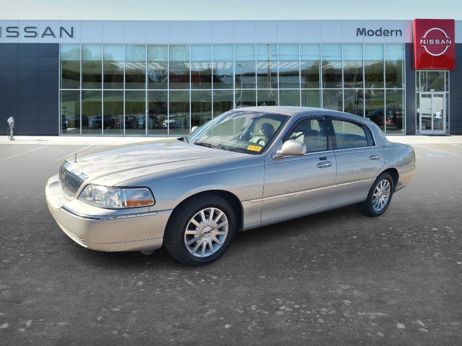 Used 2007 Lincoln Town Car Signature RWD image 1