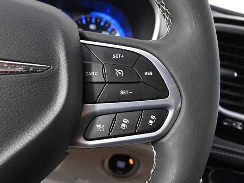 Used 2023 Chrysler Pacifica Touring-L FWD image 34