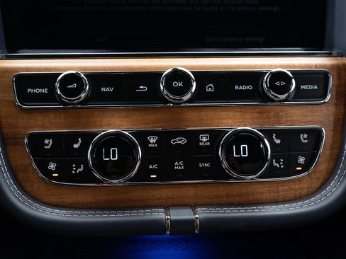 Certified 2025 Bentley Bentayga image 38