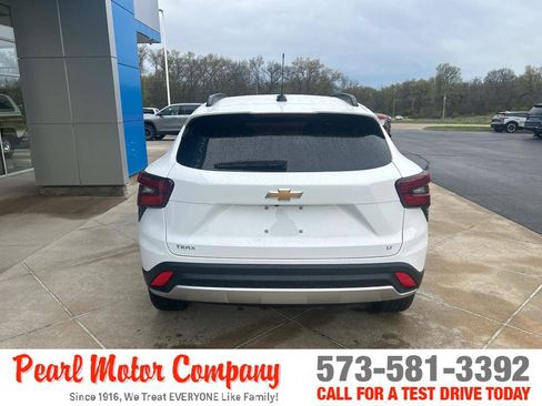 New 2026 Chevrolet Trax LT w/ LT Convenience Package FWD image 5