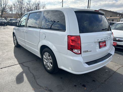 Used 2017 Dodge Grand Caravan SE w/ UConnect Hands-Free Group image 3