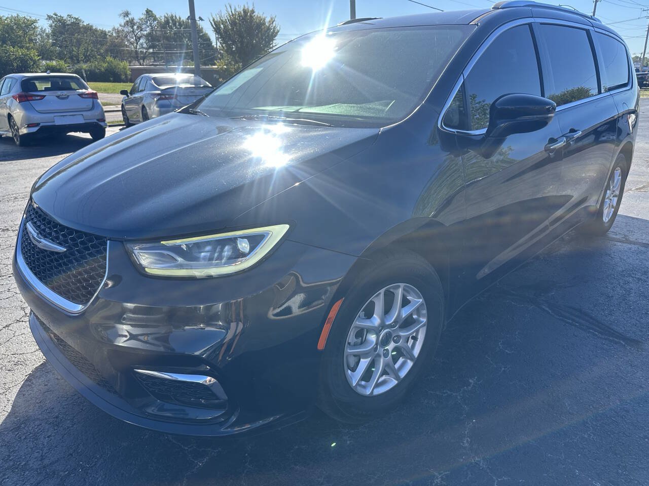 Used 2021 Chrysler Pacifica Touring-L FWD image 3