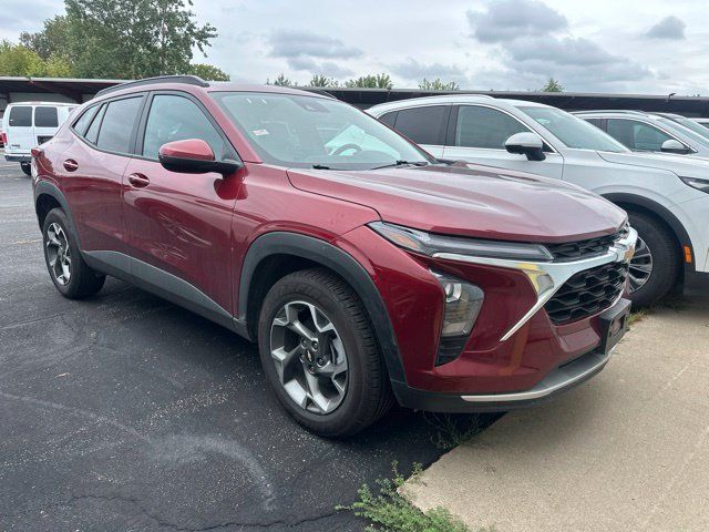 Used 2025 Chevrolet Trax LT FWD image 2