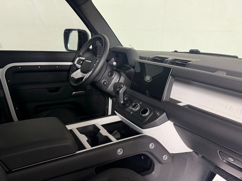 New 2025 Land Rover Defender 130 X-Dynamic SE AWD/4WD image 17