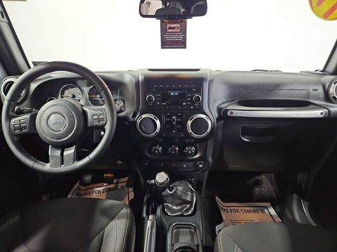 Used 2017 Jeep Wrangler Unlimited Sahara w/ Max Tow Package AWD/4WD image 13