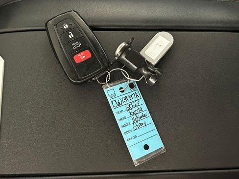 Used 2023 Toyota Highlander L image 57