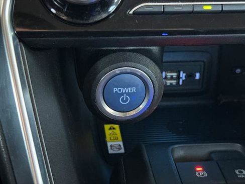 Certified 2021 Toyota Venza LE image 27