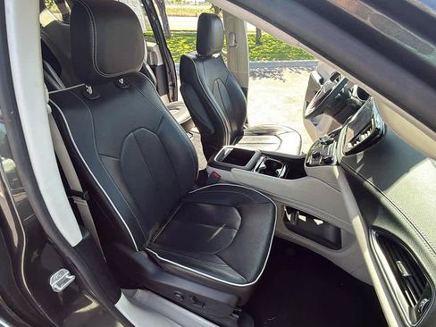 Used 2023 Chrysler Pacifica Limited FWD image 30