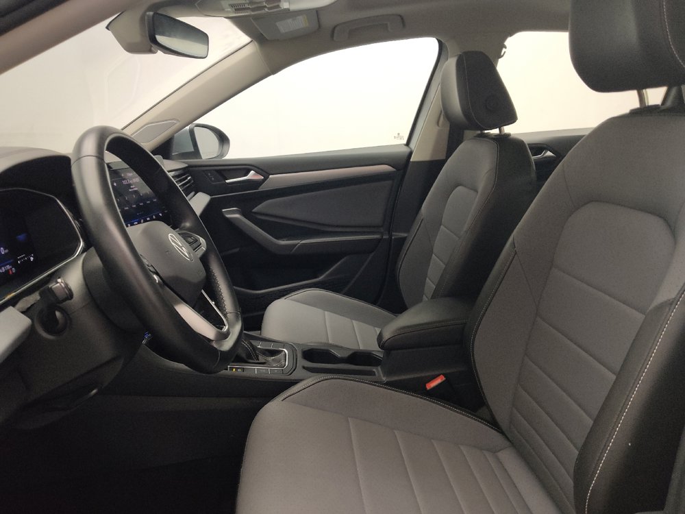 Used 2025 Volkswagen Jetta SE FWD image 17