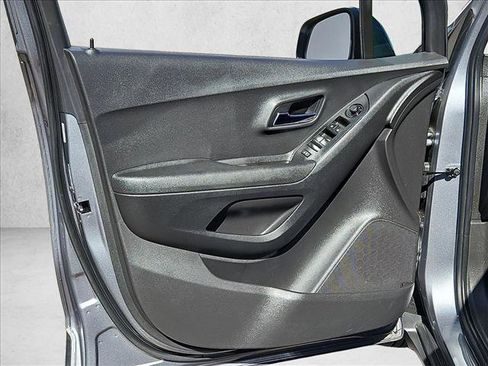 Used 2020 Chevrolet Trax LS FWD image 11