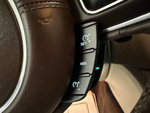 Used 2011 Jaguar XJ image 21