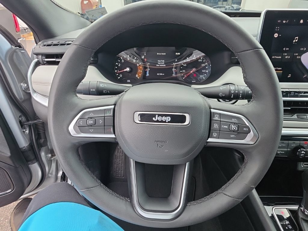 Used 2025 Jeep Compass Limited AWD/4WD image 13