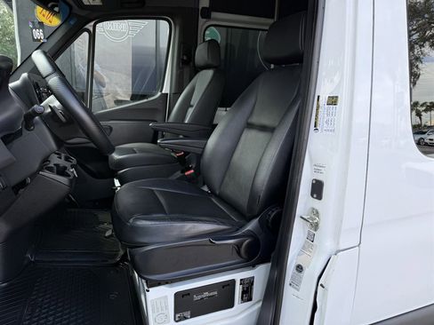 Used 2021 Mercedes-Benz Sprinter 2500 image 18