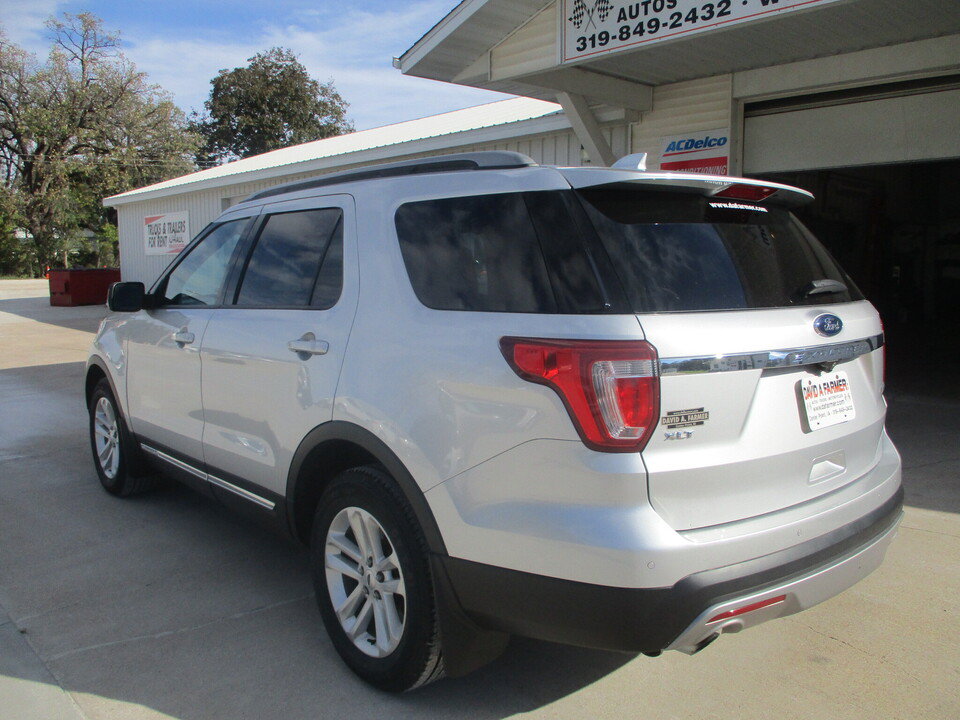 Used 2017 Ford Explorer XLT w/ Equipment Group 202A FWD image 14