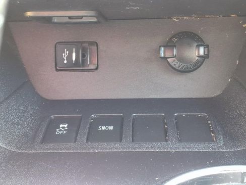 Used 2015 Toyota Highlander LE FWD image 12