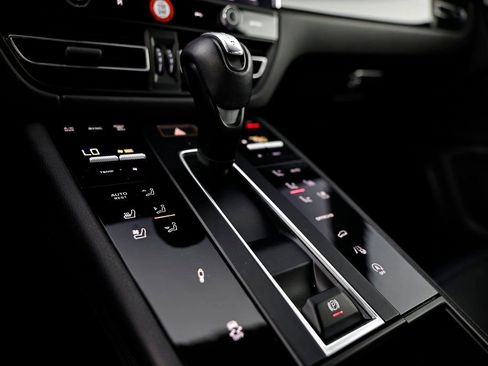 Used 2023 Porsche Macan Turbo image 42