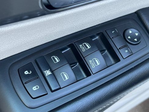 Used 2024 Chrysler Pacifica Touring-L FWD image 12