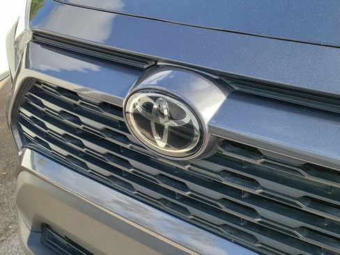 Used 2021 Toyota RAV4 XLE FWD image 7