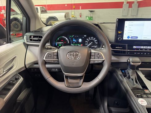 Used 2026 Toyota Sienna XLE FWD image 9
