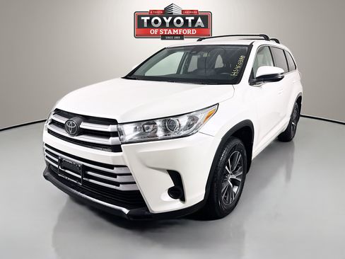 Used 2017 Toyota Highlander LE AWD/4WD image 3