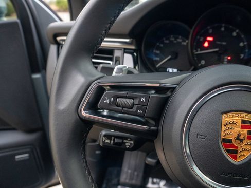 Used 2022 Porsche Macan image 30