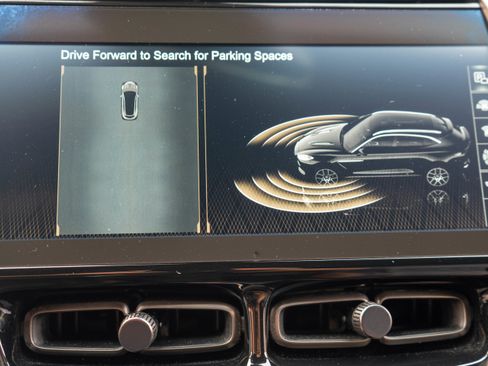 Used 2021 Aston Martin DBX image 24