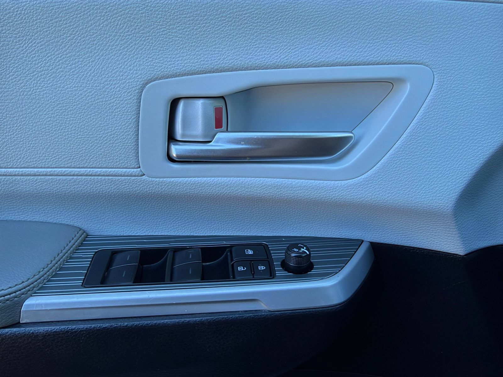 Used 2025 Toyota Sienna XLE FWD image 18