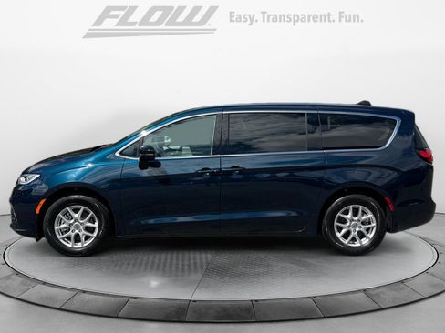 Used 2024 Chrysler Pacifica Touring-L FWD image 5