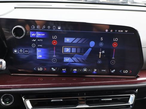 Used 2024 Chevrolet Traverse Z71 image 11