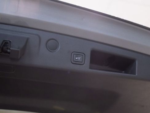 Used 2023 Chevrolet Equinox Premier AWD/4WD image 25