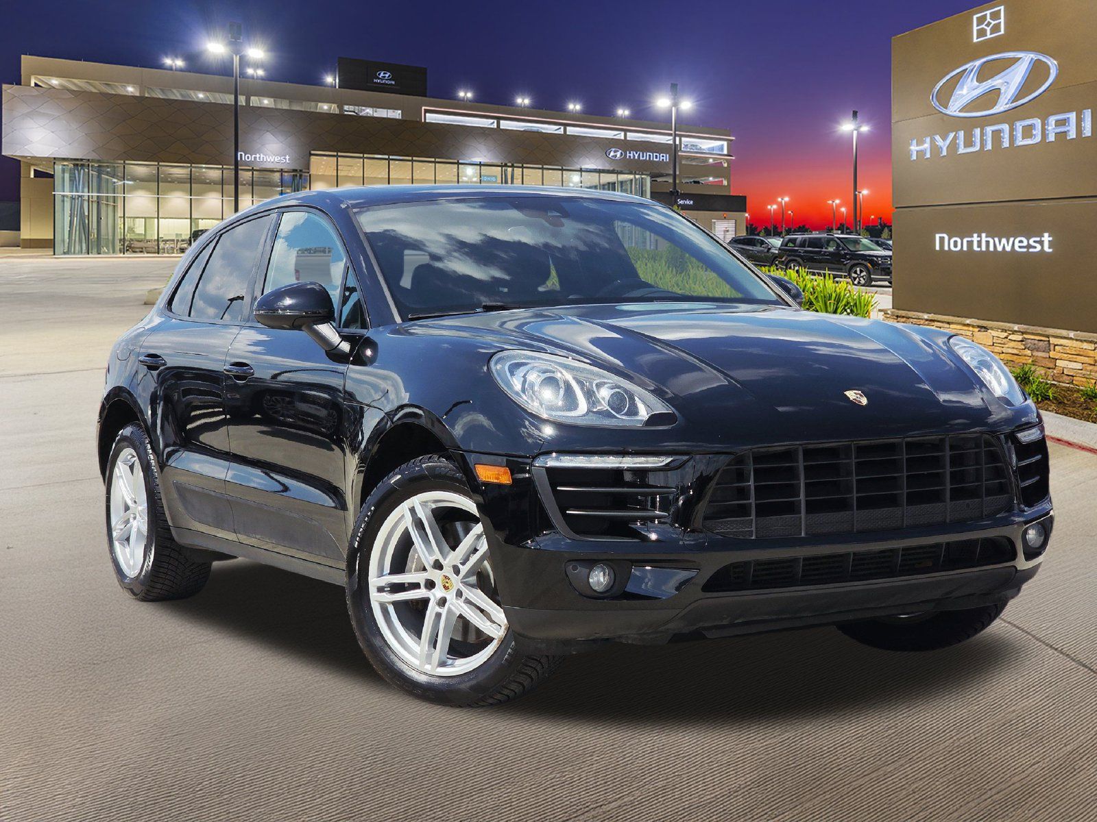 Used 2018 Porsche Macan AWD/4WD image 3
