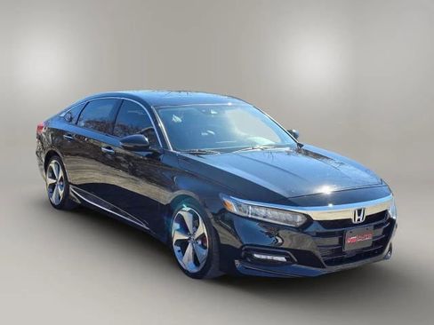 Used 2018 Honda Accord Touring image 3