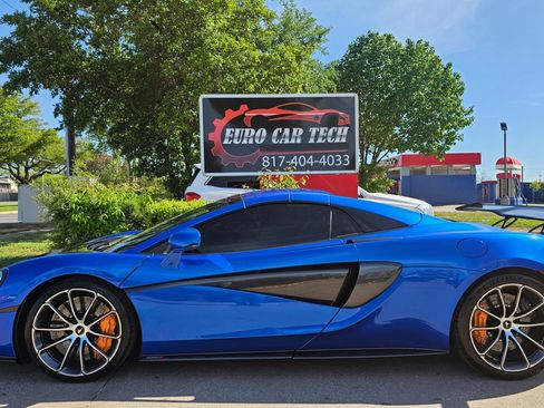 Used 2019 McLaren 570S Spider image 2