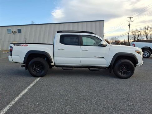 Used 2021 Toyota Tacoma TRD Off-Road w/ TRD Premium Off Road Package image 3