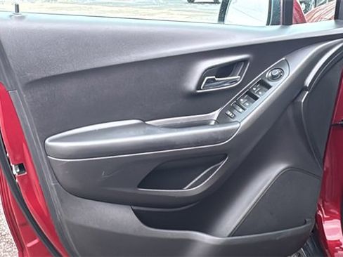 Used 2021 Chevrolet Trax LT w/ Driver Confidence Package image 9