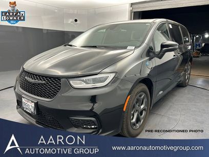 Used 2023 Chrysler Pacifica Touring-L w/ Uconnect Theater Family Group