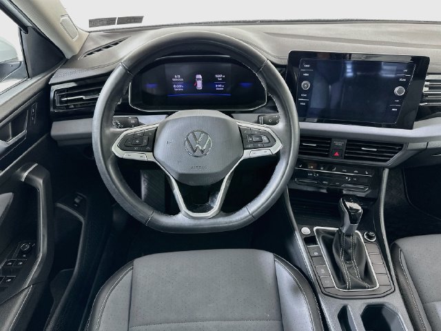 Used 2025 Volkswagen Jetta SE w/ Sunroof Package FWD image 22