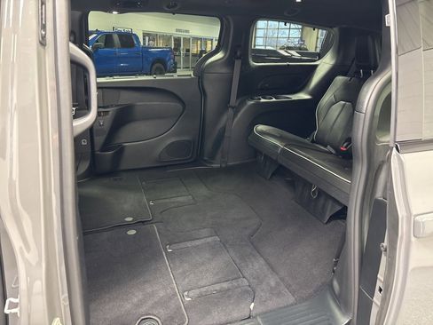 Used 2025 Chrysler Pacifica Limited image 39