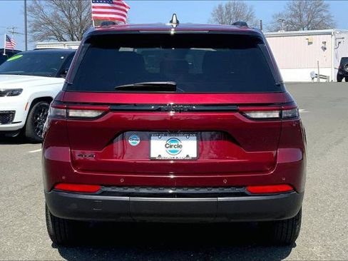 Certified 2025 Jeep Grand Cherokee Altitude AWD/4WD image 4