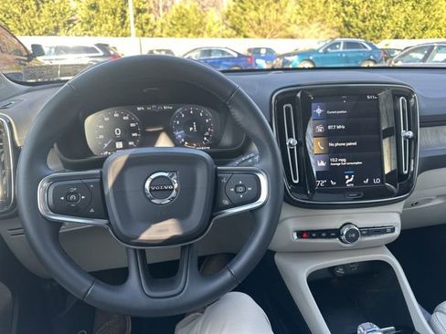 Used 2019 Volvo XC40 T5 Inscription image 11