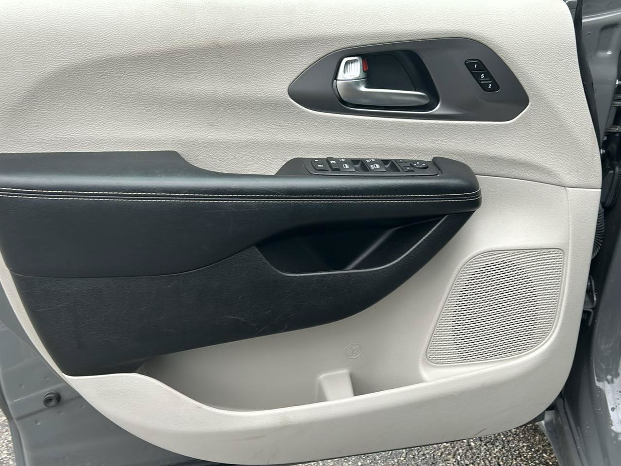 Used 2022 Chrysler Pacifica Touring-L FWD image 8