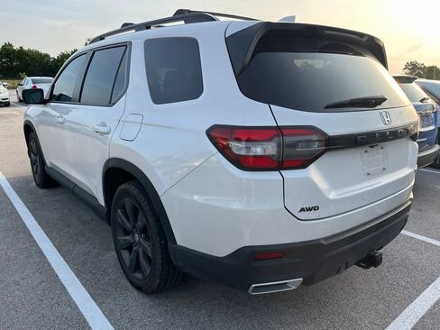 Used 2025 Honda Pilot Sport image 4