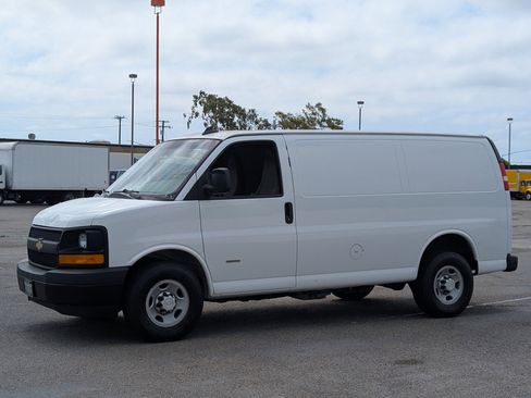 Used 2017 Chevrolet Express 3500 image 2