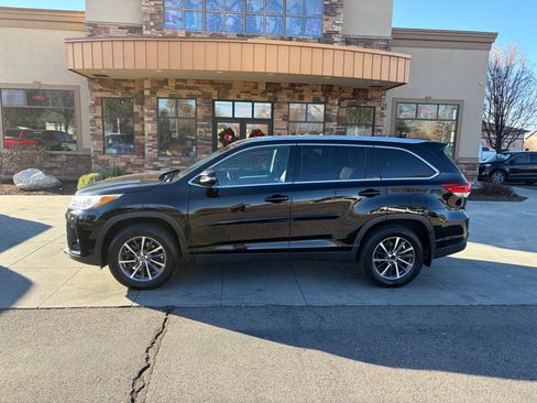 Used 2019 Toyota Highlander XLE image 2