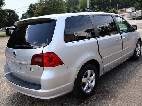 Used 2010 Volkswagen Routan SE FWD image 9